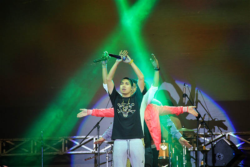 Rayi rapper RAN tampil dalam live konser The Annual Unplugged 2016 di gedung AAC Dayan Dawood, Darussalam, Banda Aceh (Foto M Iqbal/SeputarAceh.com)