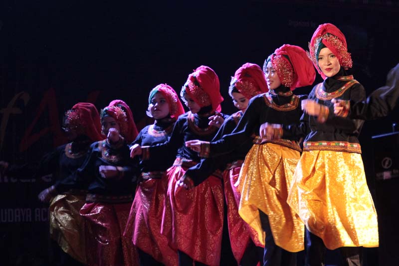 Tari Brudihe dari Sanggar Seni Lembah Alas tampil dalam acara Culture of Alas di Open Stage Taman Budaya, Banda Aceh (Foto M Iqbal/SeputarAceh.com)