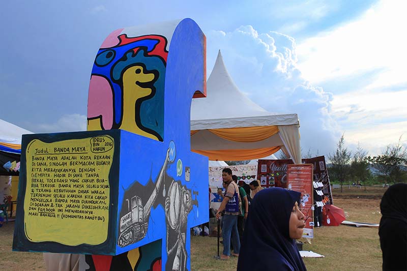 Warga berfoto berlatar mural Fatbook acara Festival Kota Kita di RTH Lambung, Banda Aceh (Foto M Iqbal/SeputarAceh.com)