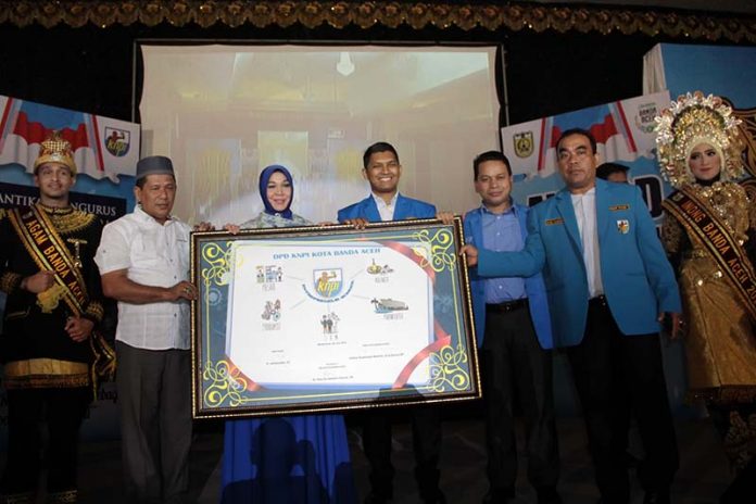 DPD KNPI Kota Banda Aceh bersama Wali Kota Illiza Sa'aduddin Djamal, SE meresmikan Entrepreneur School (Foto M Iqbal/SeputarAceh.com)