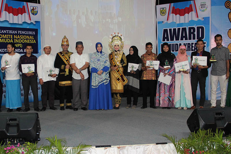 Foto bersama para penerima Award Pemuda Kreatif acara Pelantikan Pengurus KNPI Kota Banda Aceh (Foto M Iqbal/SeputarAceh.com)
