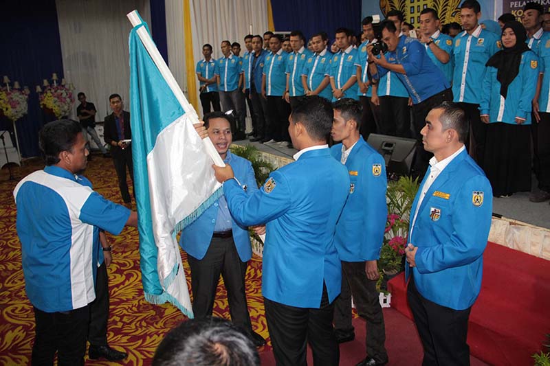 Penyerahan simbolis penggantian kepengurusan KNPI Kota Banda Aceh (Foto M Iqbal/SeputarAceh.com)