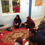 Wisatawan berdiskusi sembari minum kopi dengan warga gampong Nusa (Foto M Iqbal/SeputarAceh.com)