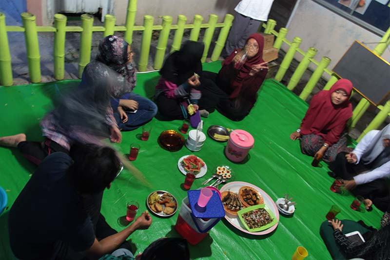 Wisatawan dari Malaysia berbuka puasa di gampong Nusa, Lhoknga, Aceh Besar (Foto M Iqbal/SeputarAceh.com)