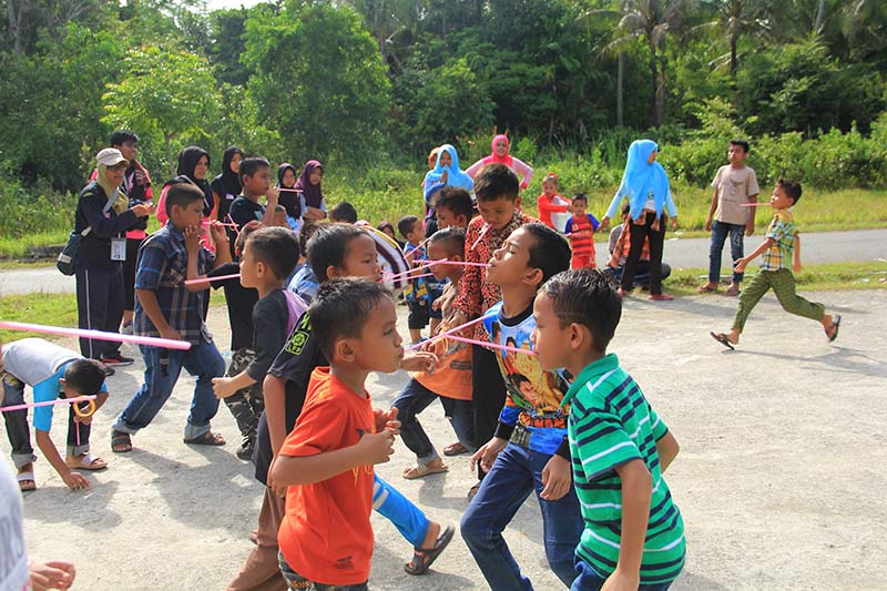Anak-anak gampong Nusa antusias bermain permainan yang diberikan oleh mahasiswa Universiti Malaysia Terengganu (Foto M Iqbal/SeputarAceh.com)