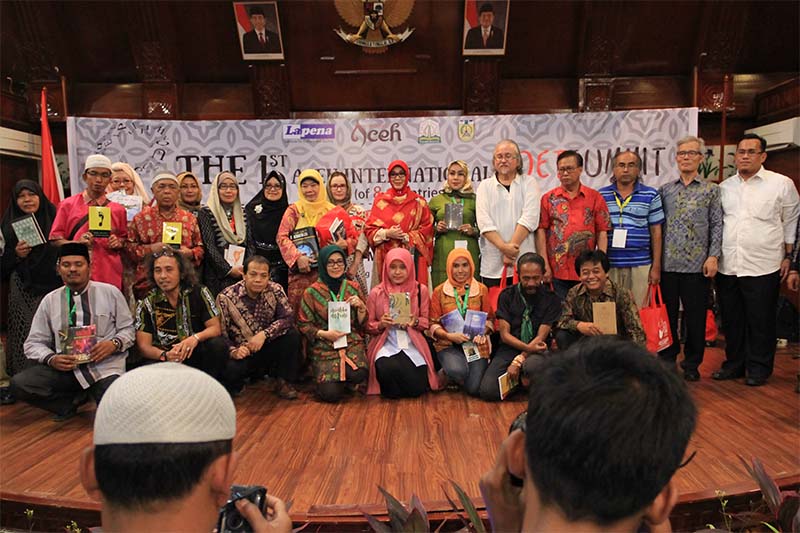 Wali Kota Banda Aceh foto bersama dengan para penyair dari berbagai negara acara Aceh International Poet Summit (Foto M Iqbal/SeputarAceh.com)