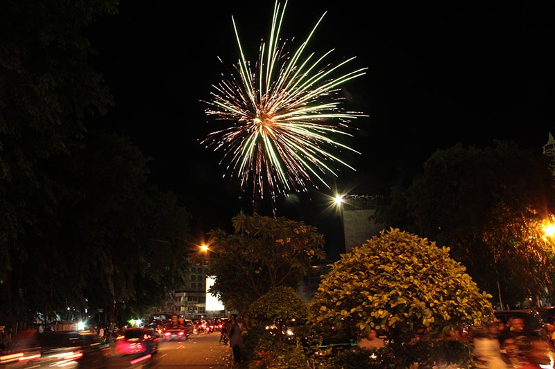 Kembang api meletus pada saat perayaan Hari Raya Idul Fitri di Simpang Lima kota Banda Aceh (Foto M Iqbal/SeputarAceh.com)