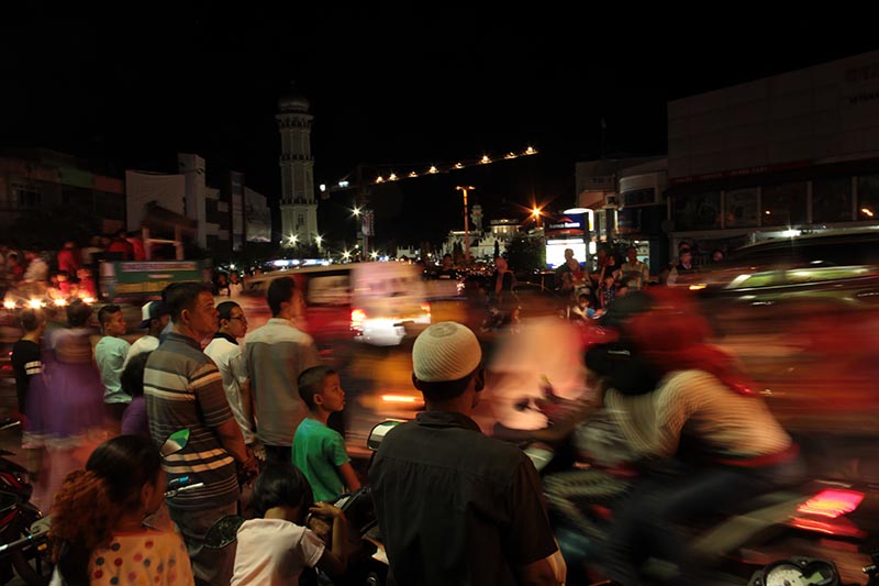 Keramaian warga melihat pawai takbir Idul Fitri 1437 H di seputaran kota Banda Aceh (Foto M Iqbal/SeputarAceh.com)
