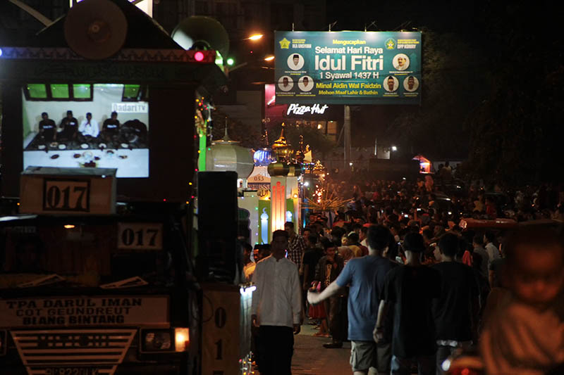 Suasana pawai malam takbiran Hari Raya Idul Fitri di kawasan Simpang Lima Banda Aceh (Foto M Iqbal/SeputarAceh.com)