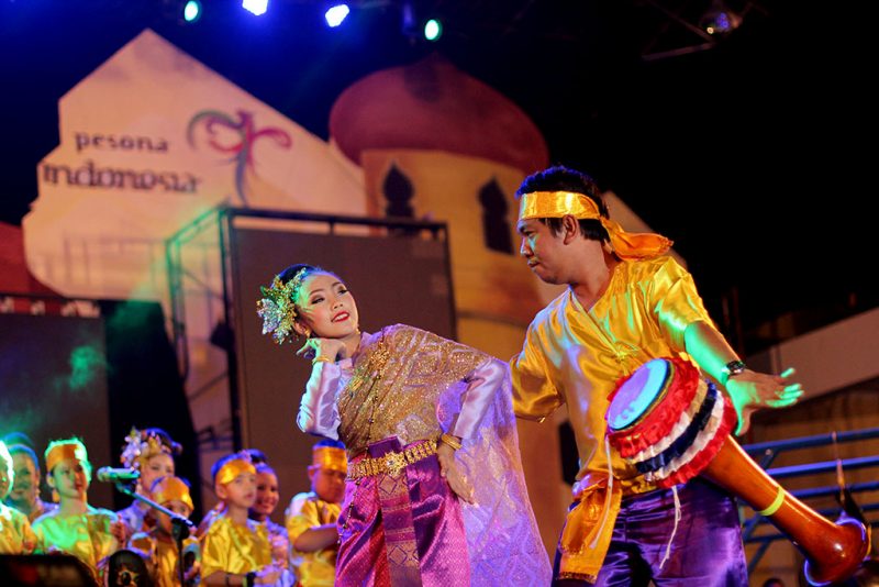 Penampilan tari Klong Yaw di panggung utama Aceh International Rapa'i Festival (Foto Wanda Haris Purtama)
