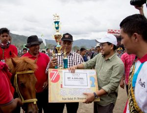 Pembagian hadiah pacu kuda tradisional di Takengon (Foto Wanda Haris Purnama)