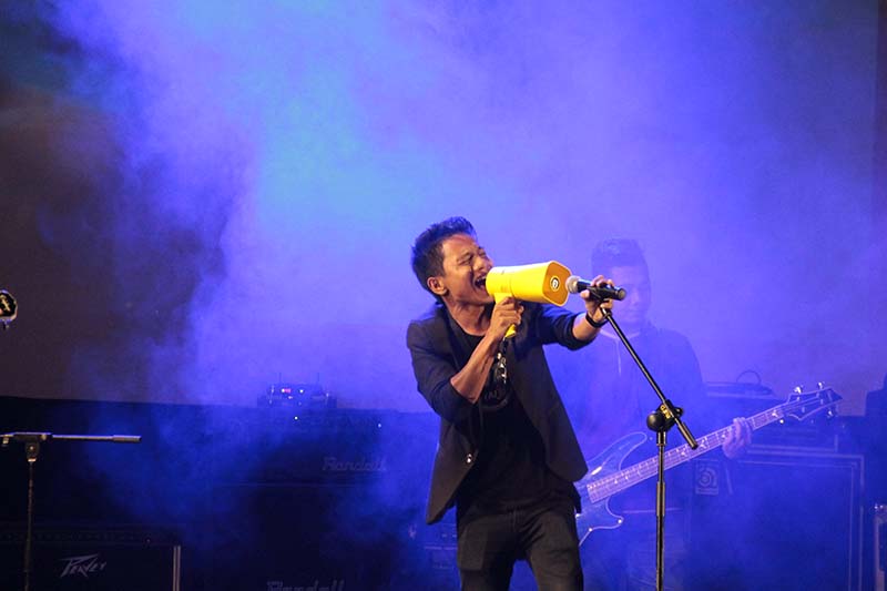 Amoba Band menyanyikan lagu 'Hymn for The Weekend Coldplay' acara Gelar Cipta Musisi Aceh 2016 di Amphiteater Taman Budaya (Foto M Iqbal/SeputarAceh.com)