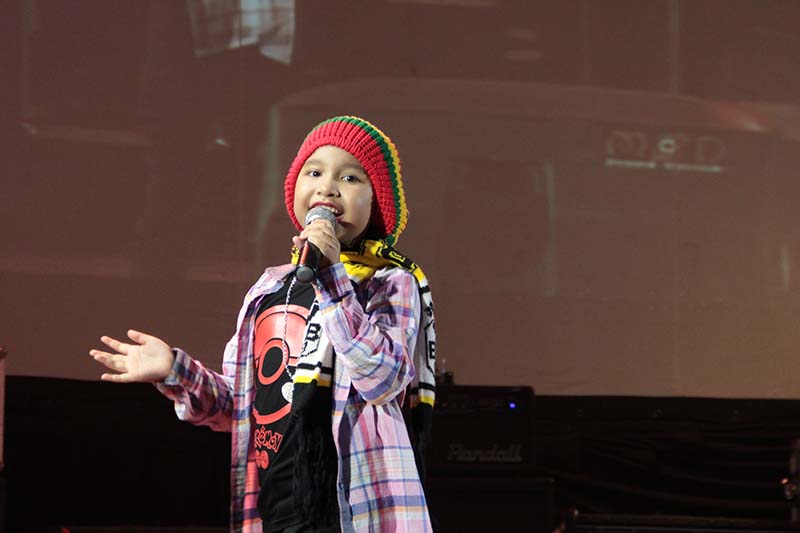 Celia Cinta, 8 tahun, tampil membawakan lagu Reggae acara Gelar Cipta Musisi Aceh 2016 (Foto M Iqbal/SeputarAceh.com)