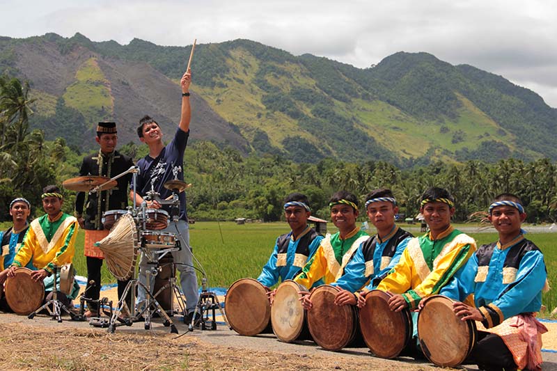 Gilang bereaksi setelah tampil bersama rapai Al Hayah Nusa (Foto M Iqbal/SeputarAceh.com)