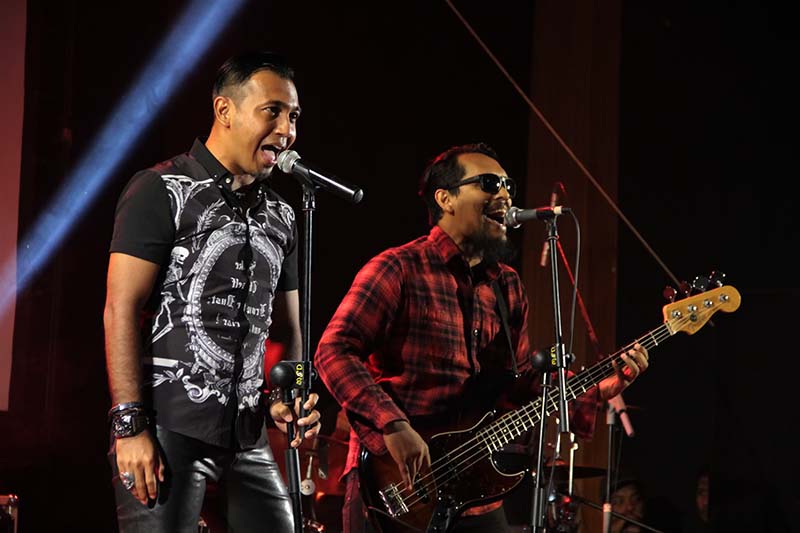 Grub musik rock Inverno membawakan lagu hitnya acara Gelar Cipta Musisi Aceh di gedung Amphiteater Taman Budaya, Banda Aceh (Foto M Iqbal/SeputarAceh.com)