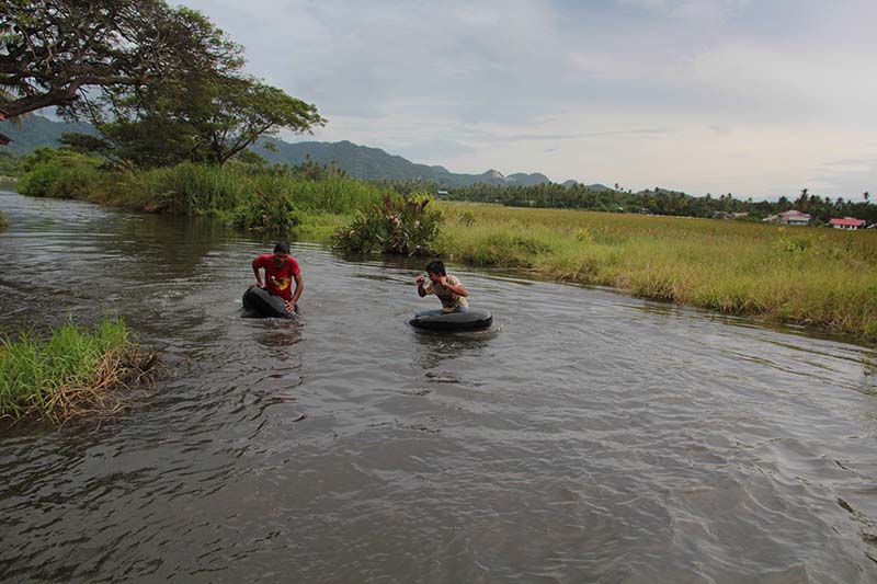 Permainan tubing di aliran sungai gampong Nusa (Foto M Iqbal/SeputarAceh.com)