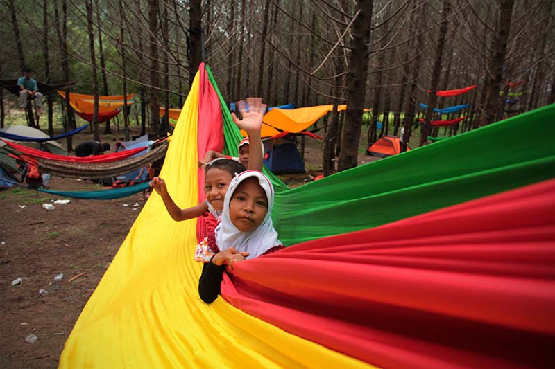 Anak-anak desa Lam Teungoh bermain di hammock berukuran besar (Foto M Iqbal/Seputaraceh.com)
