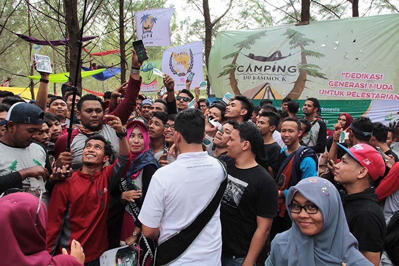 Setelah VOTEIndonesia, peserta Camping 100 Hammmock foto groufie di hutan pinus, Lam Teungoh, Aceh Besar (Foto M Iqbal/Seputaraceh.com)