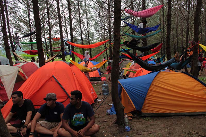 Peserta dari berbagai komunitas mengikuti Camping 100 Hammock di hutan pinus, Lam Teungoh, Aceh Besar (Foto M Iqbal/seputaraceh.com)