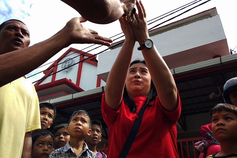 Tahun Baru Imlek 2586, warga etnis Tionghoa melepas burung pipit di Vihara Dharma Bakti, Banda Aceh (Foto M Iqbal/SeputarAceh.com)