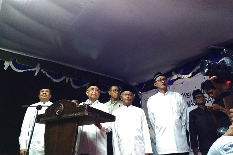 Gubernur Aceh dr Zaini Abdullah resmi membuka peluncuran payung elektrik Masjid Raya Baiturrahman (Foto M Iqbal/SeputarAceh.com)