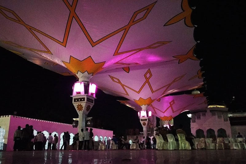 Warga melihat payung elektrik yang terbuka di halaman Masjid Raya Baiturrahman (Foto M Iqbal/SeputarAceh.com)