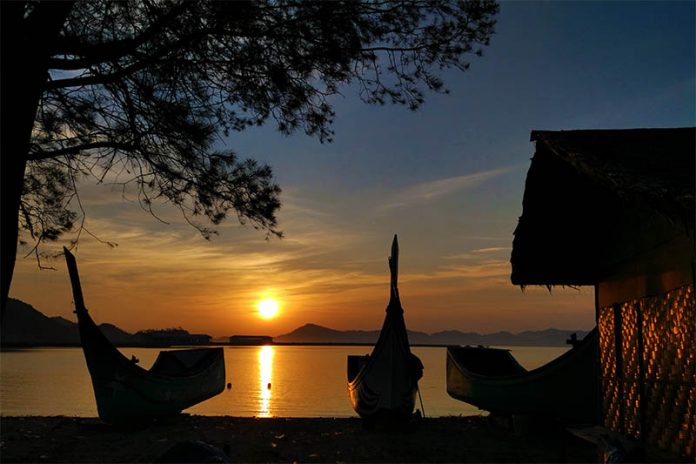 Matahari terbit diantara dua perahu pelabuhan Seurapong, Pulo Aceh (Foto M Iqbal/SeputarAceh.com)