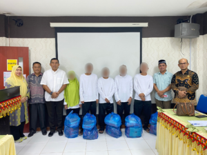 Foto Bersama Direktur RSJ Aceh, Bupati Simeulue, Ketua DPRK Simeulue, Kadinkes Simeulue dan Direktur RSUD Simeulue bersama pasien yang sudah sembuh klinis, Sabtu (15/03/2025).
