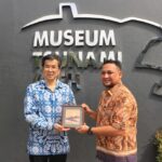 Kepala UPTD Museum Tsunami Aceh, M Syahputra AZ bersama Konsulat Jenderal Jepang di Medan, Toru Furugori foto bersama (IST)