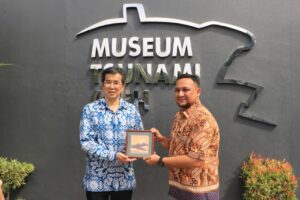 Kepala UPTD Museum Tsunami Aceh, M Syahputra AZ bersama Konsulat Jenderal Jepang di Medan, Toru Furugori foto bersama (IST)
