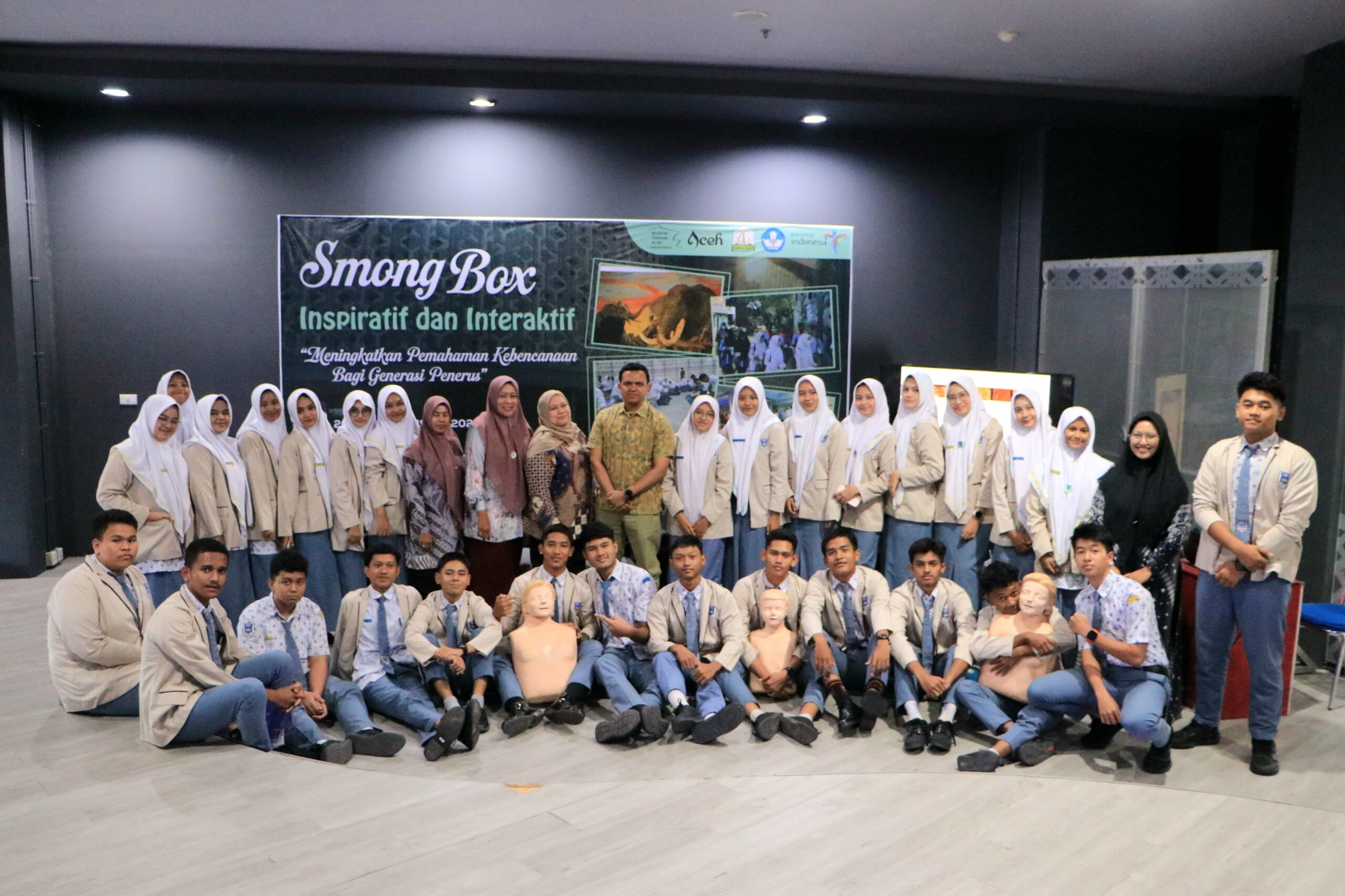 Sejumlah Siswa Belajar Observasi dan Evakuasi di Gelaran Smong Box 2 Sejumlah Siswa Belajar Observasi dan Evakuasi di Gelaran Smong Box 2