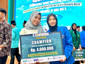 Niswatul Khaira Juarai Lomba Poster IQRA USK 2025 bersama pendamping LTQ UIA Khadijatul Musanna, MH (IST)