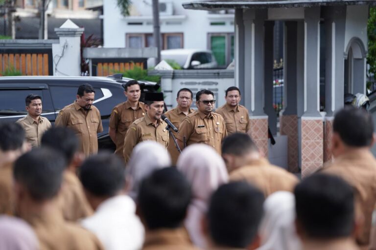 Apel pagi perdana bersama Kepala Dinas yang baru, Dedy Yuswadi