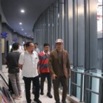 Kepala UPTD Museum Tsunami Aceh M Syahputra Azwar mendampingi Ridwan Kamil dan rombongan saat melihat sejumlah koleksi yang ada di setiap lantai museum (IST)