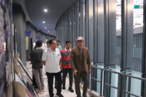 Kepala UPTD Museum Tsunami Aceh M Syahputra Azwar mendampingi Ridwan Kamil dan rombongan saat melihat sejumlah koleksi yang ada di setiap lantai museum (IST)