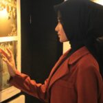 Seorang wisatawan lokal menyaksikan pameran temporer di Museum Tsunami Aceh (IST)