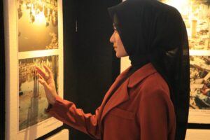 Seorang wisatawan lokal menyaksikan pameran temporer di Museum Tsunami Aceh (IST)