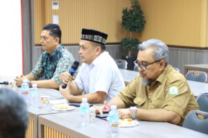 Rektor Rektor UNBP, Assoc. Prof. Dr. Mariyudi, SE, MM (Kiri), Direktur RSJ Aceh, dr. Hanif (Tengah) dan Kabid Pelayanan RSJ Aceh, dr. Rahmadyani (kanan)